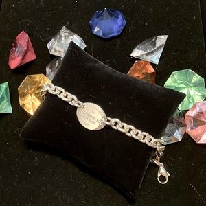💎💎Tiffany and Co. 7” sterling silver bracelet. Like new and priced to sell!